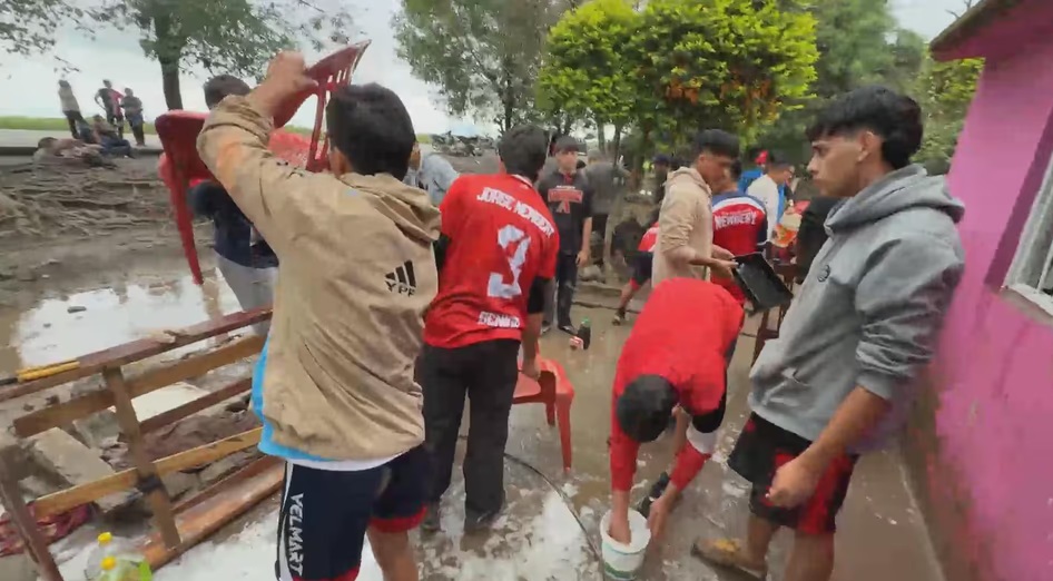 El emocionante gesto del plantel de Jorge Newbery con un compañero que perdió todo por las inundaciones